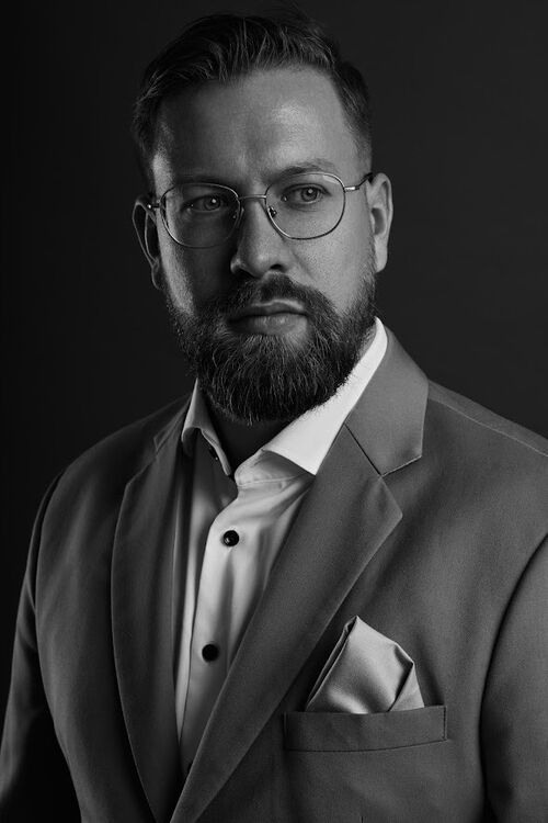 James "Exklusiv-Begleitherr für Herren, Damen und Paare"